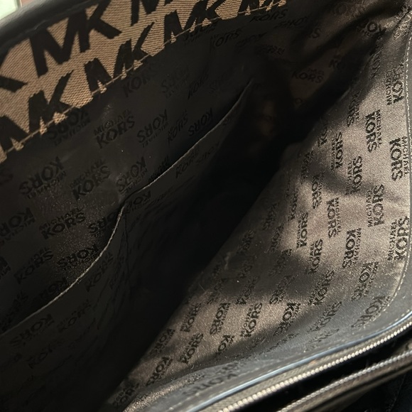 Michael Kors EUC Large Handbag - Picture 7 of 16